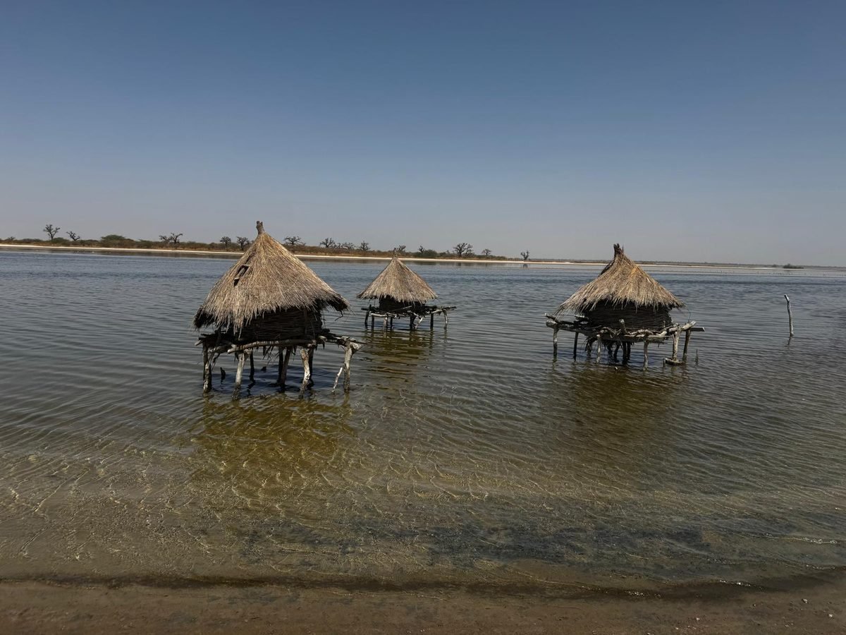 Paillotes sur l'eau dans le Sine Saloum
