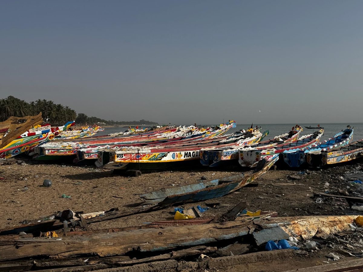 Pirogues colorées sur la plage de M'bour