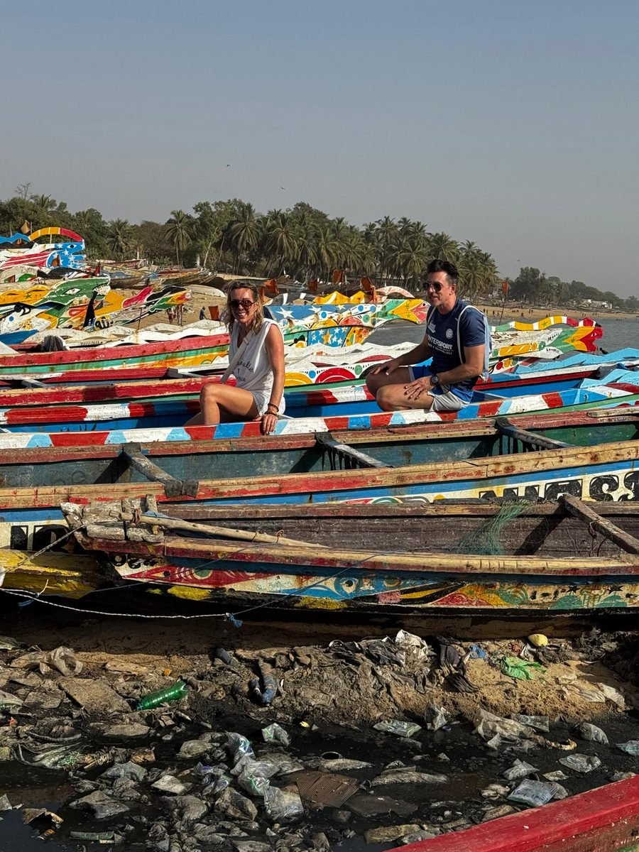 Lifa avec des touristes sur les pirogues colorées du port de M'bour